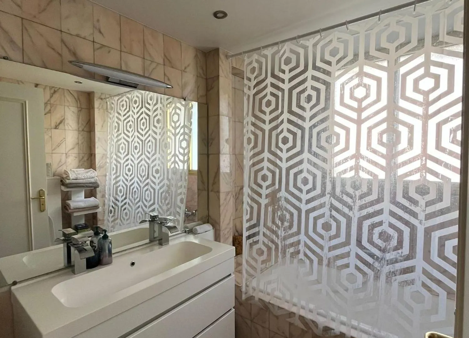 Free Parking, Private Bedroom And Bathroom With Seaview Νίκαια