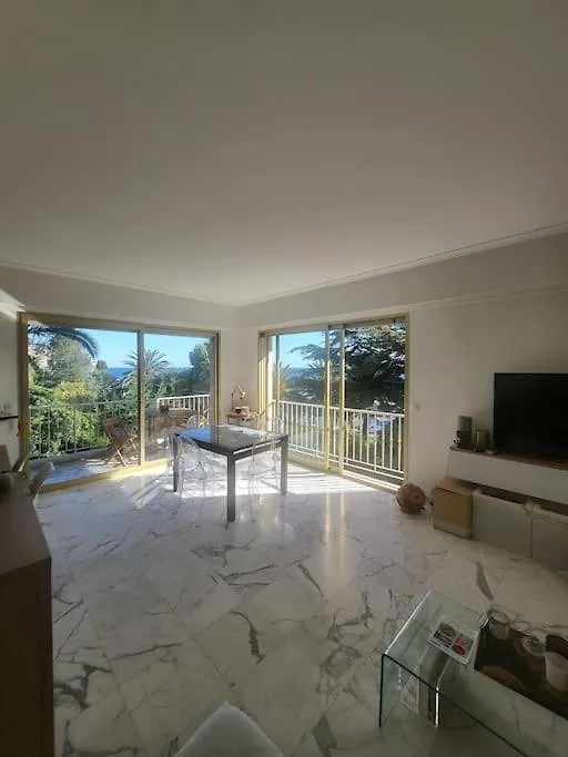 Δωμάτια σε οικογενειακή κατοικία Free Parking, Private Bedroom And Bathroom With Seaview Νίκαια